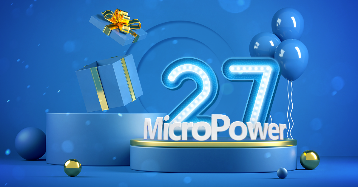 Fundo azul com vários balões na cor azul e ao centro a escrita "MicroPower 27 anos"