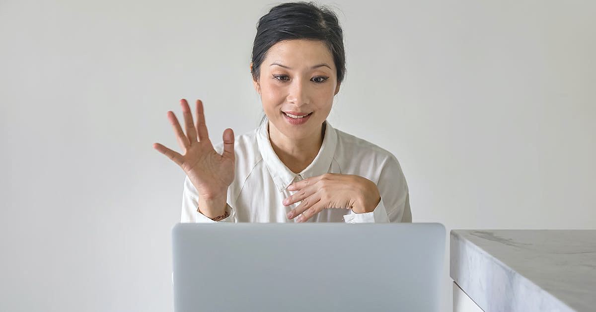 Mulher olhando a tela de um computador e falando sobre simulação de sistemas