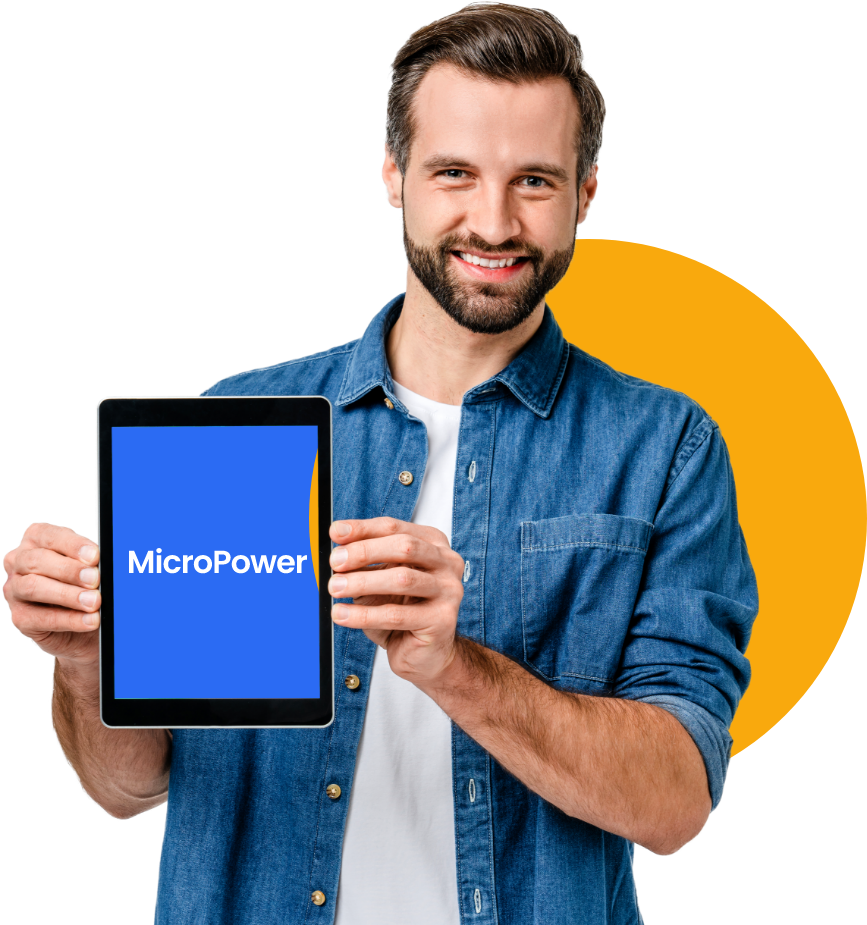 Homem segurando um tablet com o logo da micropower