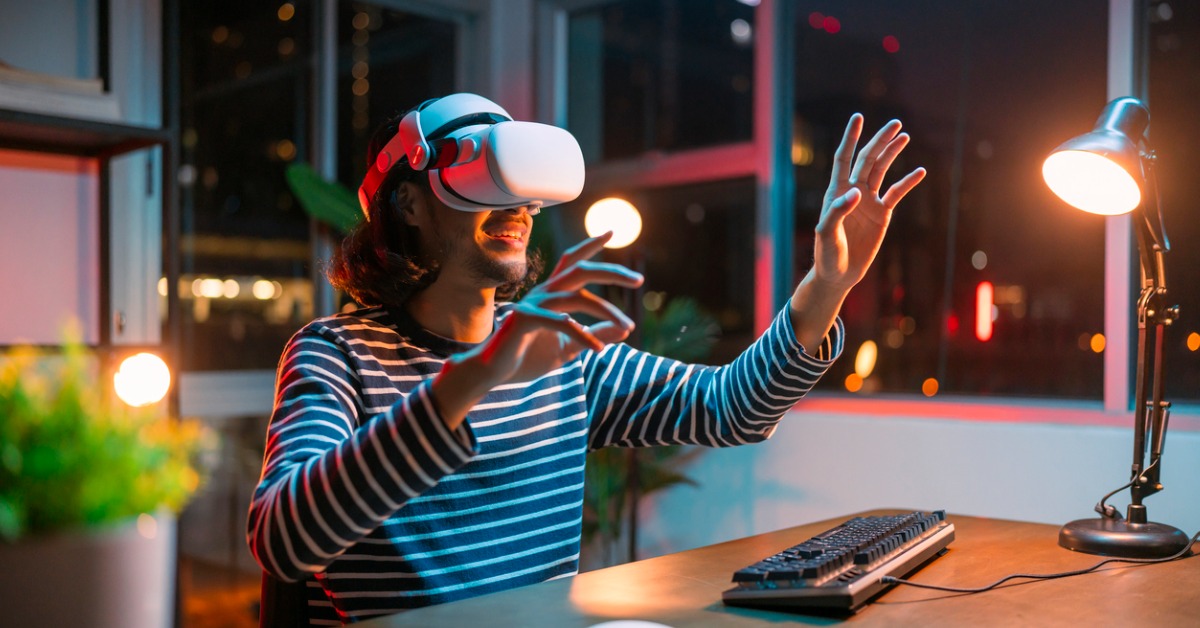 homem usando um óculos de realidade virtual e aumentada